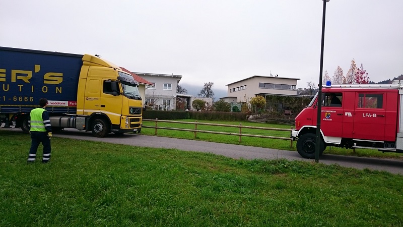 ENr-55 12.11.2014 14:00 LKW steckt in Wiese fest