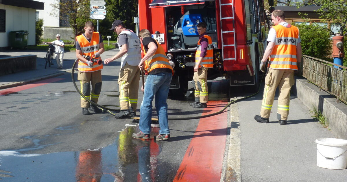 ENr-13 22.04.2015 15:49 Uhr – Unterlinden#Lauteracherstraße >> Kühlflüssigkeitsaustritt nach Verkehrsunfall
