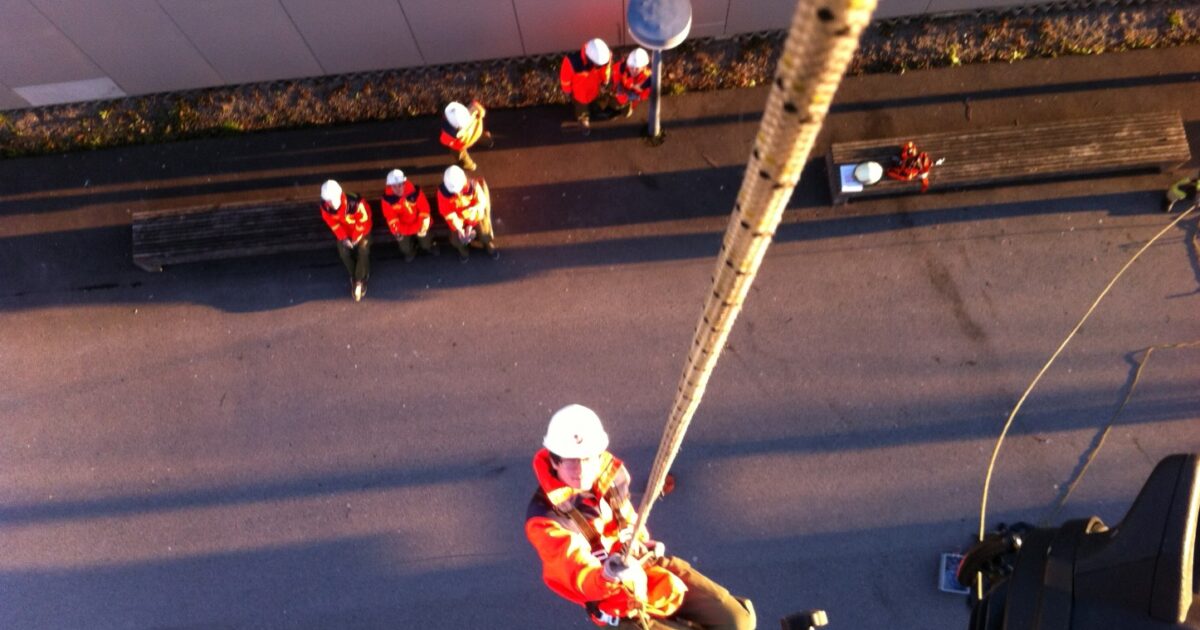 07.04.2015 Feuerwehrjugendprobe Abseilen aus dem Steiger