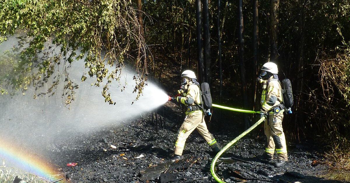 ENr-32 14.07.2015 16:34 Uhr – Achstraße (entlang der Autobahn) >> Baumhütte brennt