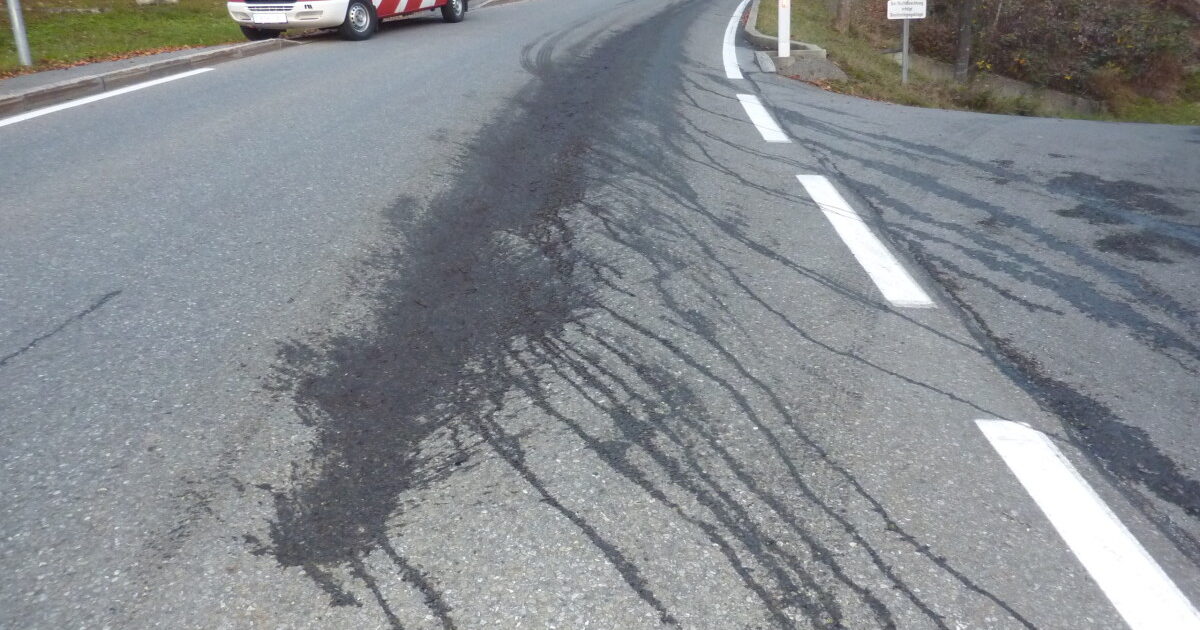 ENr-55 14.11.2015 16:22 Uhr – Bildsteinerstraße >> Ölspur