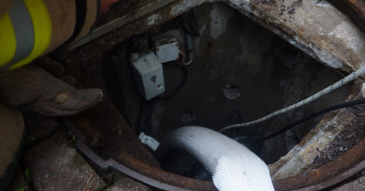 ENr-13 29.05.2016 17:54 Uhr – Wiesenweg >> Wasser droht in Keller zu rinnen
