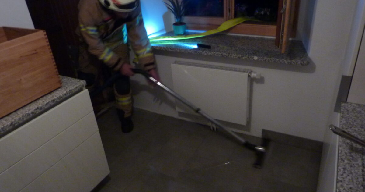 ENr-50 14.10.2016 23:34 Uhr – Im Holz >> Wassereintritt in der Küche