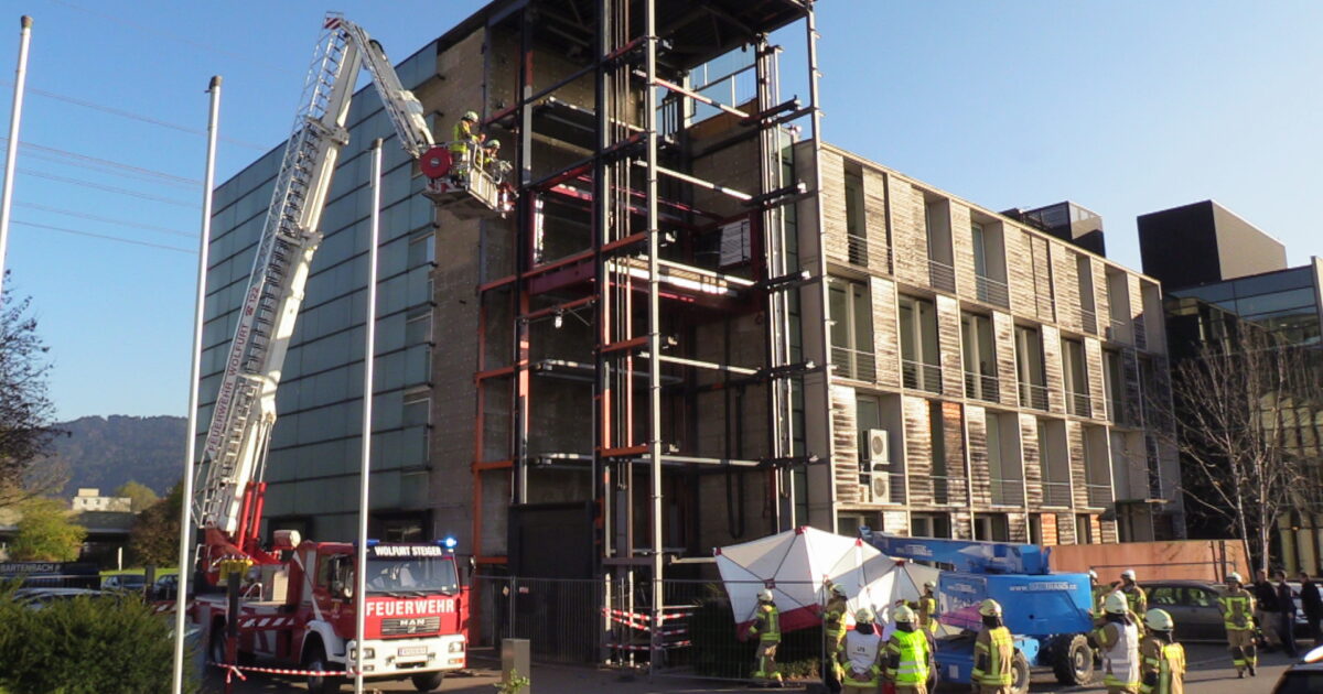 ENr-72 03.11.2017 14:21 Uhr – Achstraße >> Arbeitsunfall – eingeklemmte Person