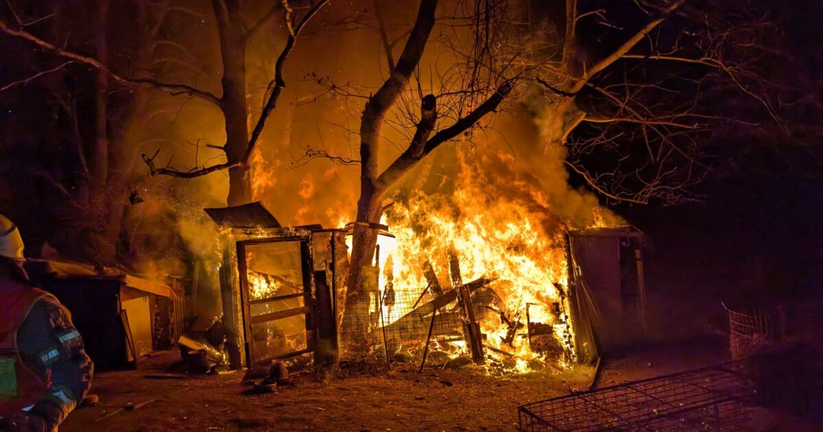 Einsatz-Nr. 019 | 09.03.2025 | 22:34 Uhr – Senderstraße >> Gartenlaube in Vollbrand