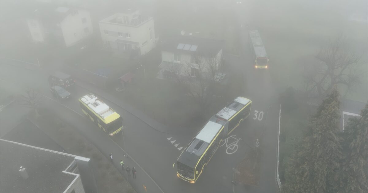 Einsatz-Nr. 122 | 18.12.2025 | 08:27 Uhr – Schmerzenbildstraße >> Bus gegen Zaun