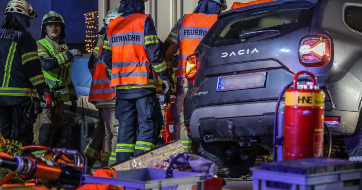 Einsatz-Nr. 116 | 04.12.2025 | 18:30 Uhr – Wälderstraße >> Verkehrsunfall – PKW gegen Hauswand